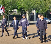 바이든 선글라스·국대 야구점퍼… 尹, 백악관 인근 산책 모습 화제