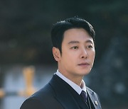 ‘이로운 사기’ 김동욱, 스틸만 봐도 법조계 뱀파이어