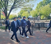 바이든 대통령이 선물한 모자와 선글라스 착용하고 산책하는 윤 대통령