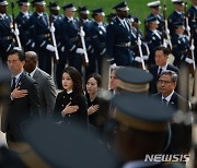 국기에 경례하는 김건희 여사