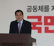 의원들에게 인사말하는 박대출 정책위의장