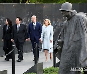 한국전쟁 참전용사 기념공원 둘러보는 한미 정상 내외