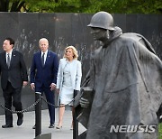 한미 정상 '한국전 참전용사 기념비 참배'