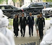 한미 정상 '한국전 참전용사 기념비 참배'