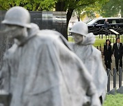 한미 정상 '한국전 참전용사 기념비 참배'