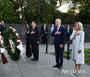 한미 정상 '한국전 참전용사 기념비 참배'