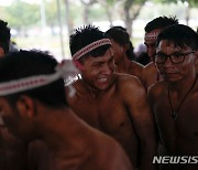 영토 보존 시위서 공연하는 브라질 야노마미 부족