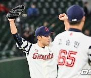 실점위기 막고 만세 부르는 김진욱 [사진]