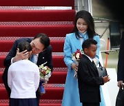 장경태 “尹, 화동 볼에 뽀뽀. 美선 성적 학대” VS 장예찬 “욕구불만이냐?”