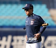 [포토S] 훈련 지켜보는 이승엽 감독