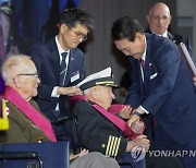 尹대통령, 동맹 70주년 오찬…한국전 참전 美용사에 무공훈장