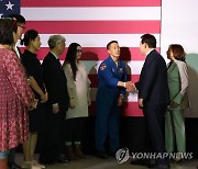 NASA 근무 한인 과학자들과 인사하는 윤석열 대통령