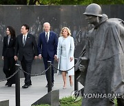 한국전참전용사기념공원 참배하는 한미 정상