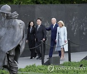 한국전쟁 참전용사 기념시설 방문한 한미 정상 부부