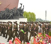 북한, '조선인민혁명군 창건' 91주년 맞아 김일성·김정일 동상에 헌화