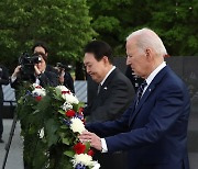 한국전 참전용사 기념공원 헌화하는 한미 정상