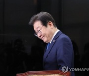 최고위원회의 참석하는 이재명 대표