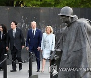 [속보] 尹-바이든 부부, 백악관 관저서 친교행사…"바이든, 직접 안내"