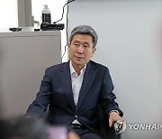 포항시장 "밀린 일에 진력"…신병 치료로 두 달 만에 업무 복귀