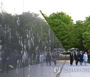 한국전 참전용사 기념공원 찾은 한미 정상 부부