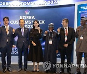 코리아 커스텀즈 위크 2023 개회 기념 촬영하는 한덕수 국무총리