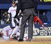 공은 빠졌고, 문보경 추가 득점