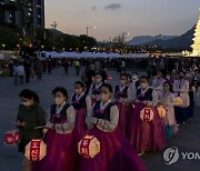 부처님 오신 날 앞두고 열린 봉축점등식