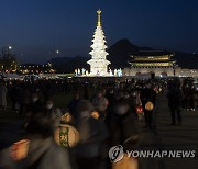 탑돌이하는 시민들