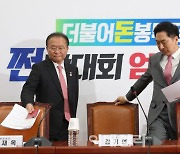 [포토]최고위 참석하는 김기현-윤재옥