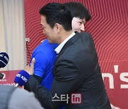 애제자 품은 김상우 감독 "에디, 더 애착가는 선수...열심히 키울 것"