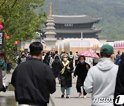 점심식사 후 산책 즐기는 시민들