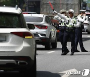 우회전 일시정지 위반 차량 단속하는 경찰