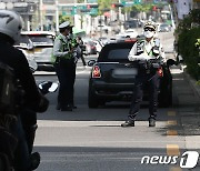 우회전 일시정지 위반 차량 단속하는 경찰