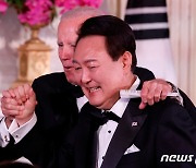 바이든 "나도 내가 몇살인지 몰라"…재선 나이 문제 정면 돌파(상보)