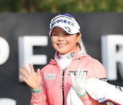 밝은 표정으로 인사하는 송가은 [KLPGA 챔피언십]