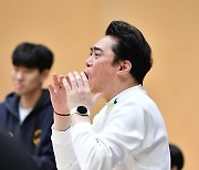 [JB포토] 김상준 감독, 경기에 집중