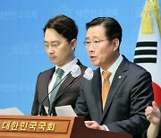 국회 교육위 국힘 의원들 "반칙, 꼼수 민형배 교육위에서 나가라"