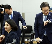 [포토] 시계보는 이재명 대표