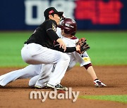 [MD포토] 오윤석 '이형종 도루는 완전하게 태그'