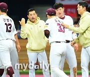 [MD포토] 이원석 '트레이드 첫 날부터 승리의 하이파이브'