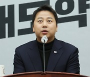 與 장예찬 “‘尹 성적학대’ 주장한 장경태, 욕구불만이냐…의원 사퇴해야”