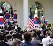 기자들 질문 받는 한미 정상