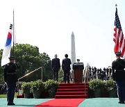 양국 국가 연주 듣는 한미 정상