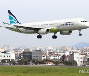 승객 220명 태운 에어부산 항공기 '버드스트라이크' 재운항