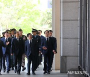 한국전 미군전사자 명비 바라보는 한덕수 총리