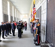 한덕수 총리, 한국전쟁 미군전사자 명비 헌화