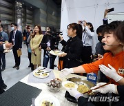 우리 수산물 넣은 파스타 맛보는 해양수산부 차관