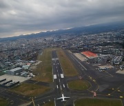 하마터면… ‘조류충돌’한 에어부산 지연 운항