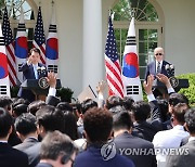 공동 기자회견 질문받는 한미 정상