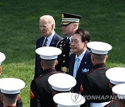 공식환영식 의장대 사열하는 윤석열 대통령